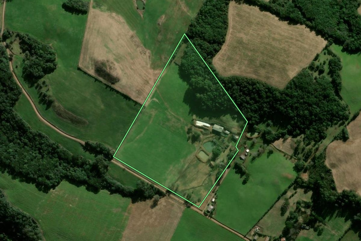 Imagem de satélite do imóvel rural em Guabiju (RS), com o contorno declarado no CAR desenhado por cima.