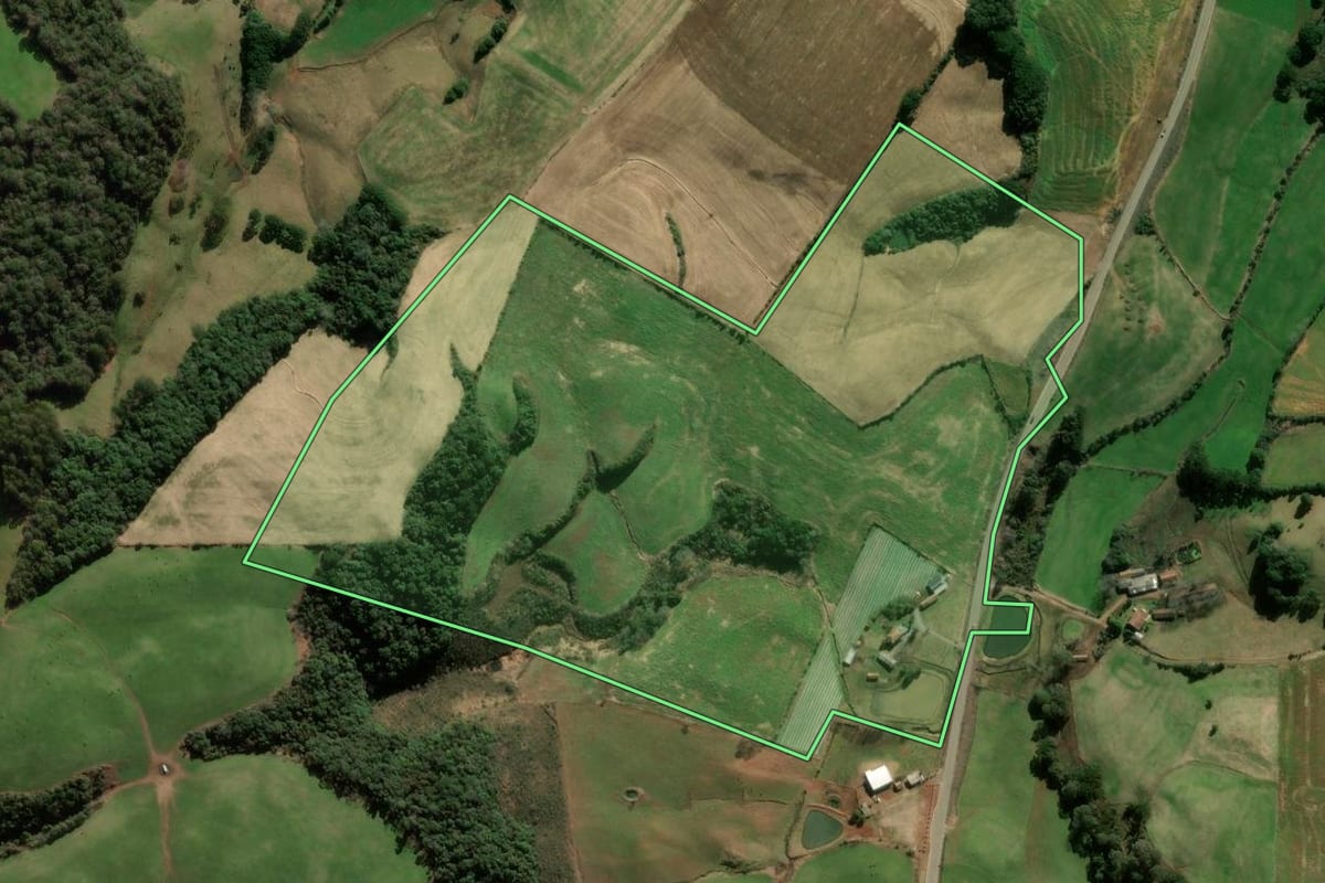Imagem de satélite do imóvel rural em Guabiju (RS), com o contorno declarado no CAR desenhado por cima.