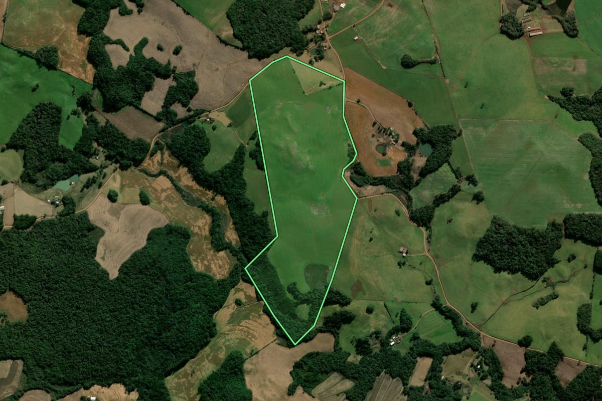 Imagem de satélite do imóvel rural em Guabiju (RS), com o contorno declarado no CAR desenhado por cima.