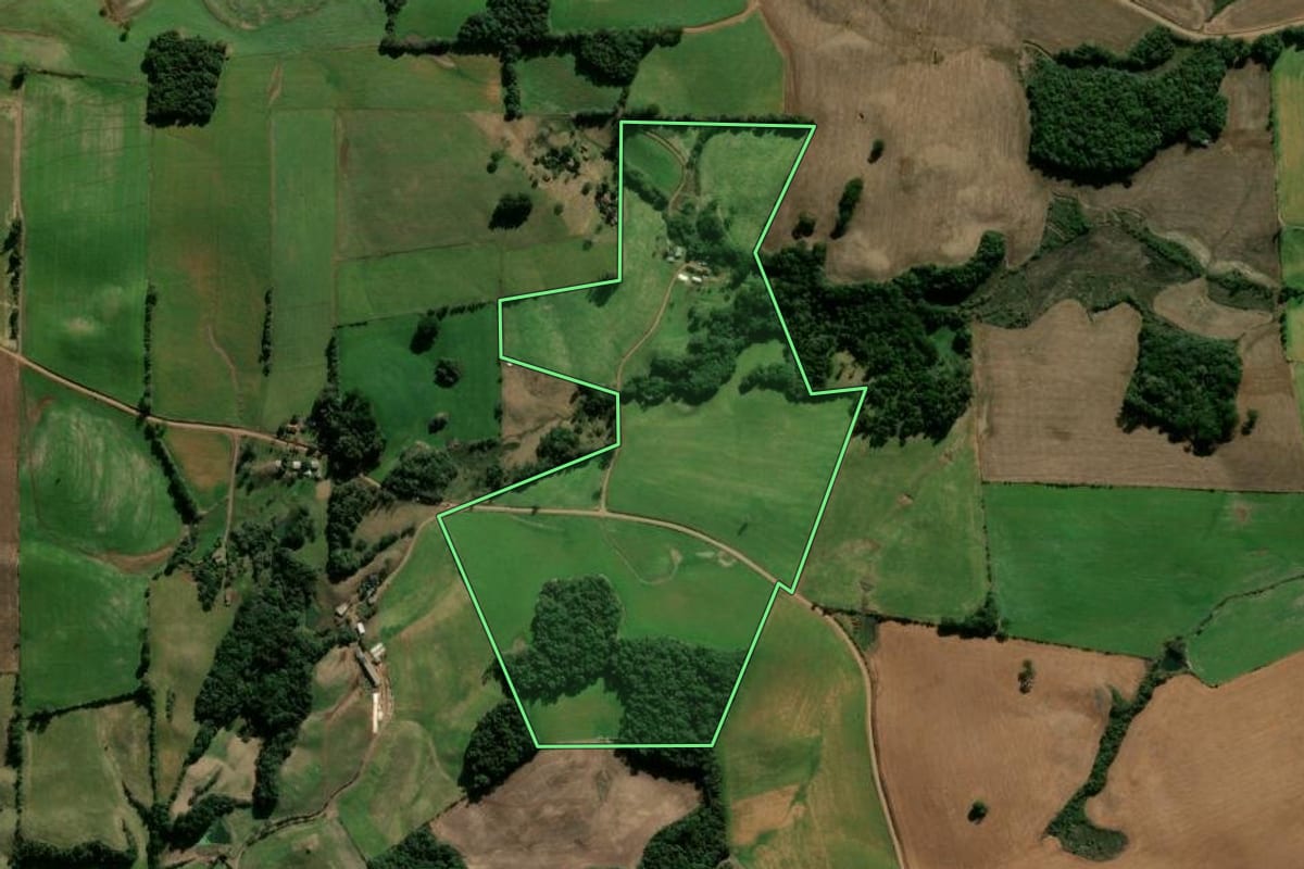 Imagem de satélite do imóvel rural em Guabiju (RS), com o contorno declarado no CAR desenhado por cima.