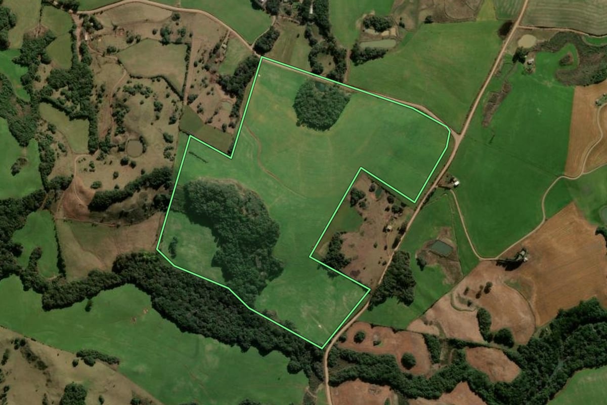 Imagem de satélite do imóvel rural em Guabiju (RS), com o contorno declarado no CAR desenhado por cima.