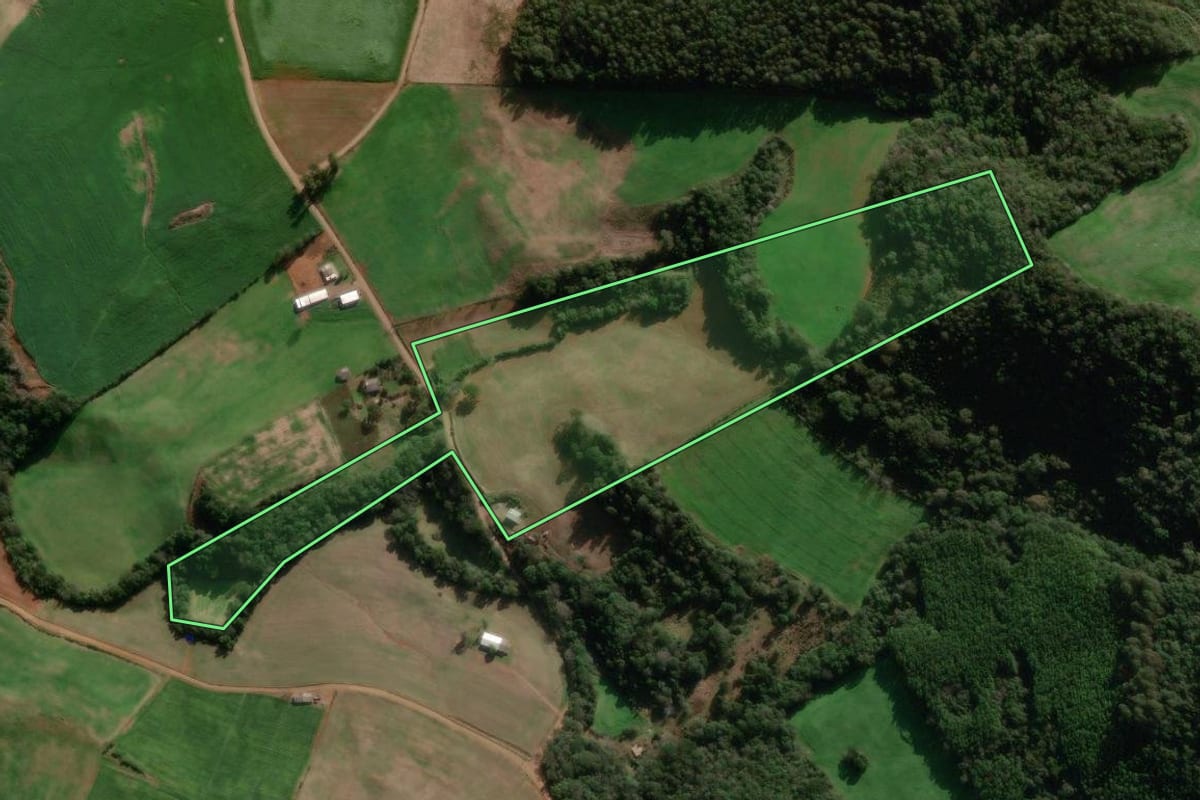 Imagem de satélite do imóvel rural em Guabiju (RS), com o contorno declarado no CAR desenhado por cima.