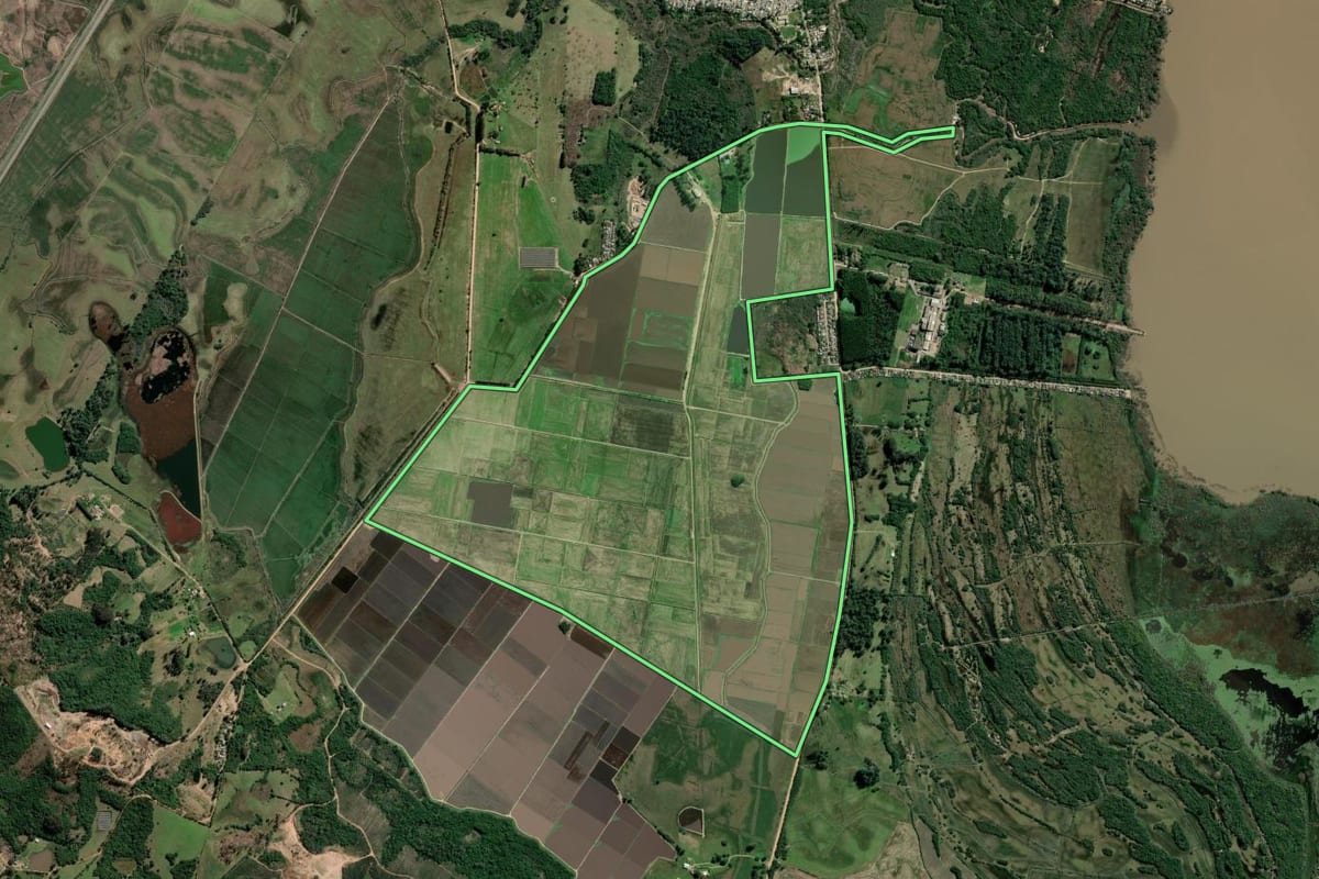 Imagem de satélite do imóvel rural em Guaíba (RS), com o contorno declarado no CAR desenhado por cima.