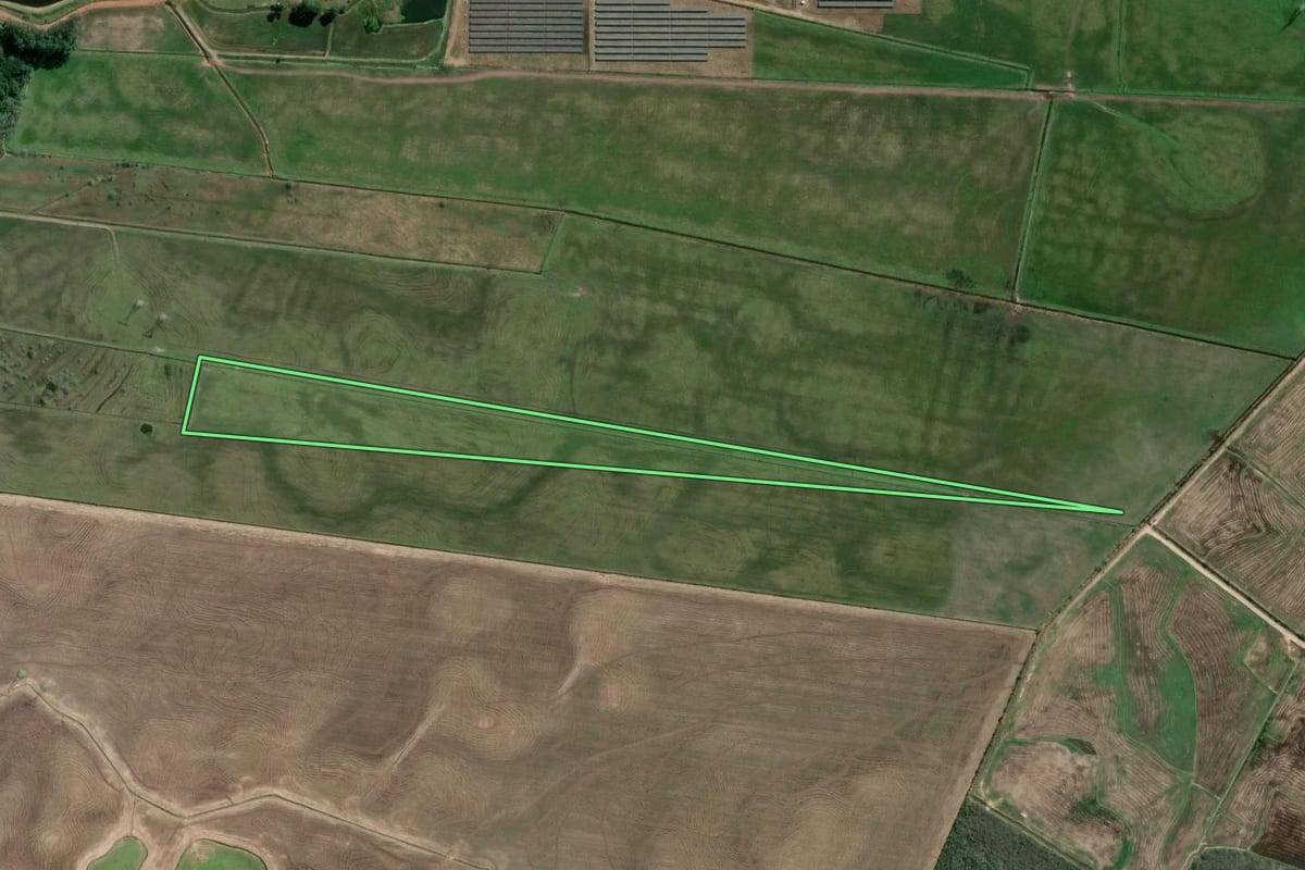Imagem de satélite do imóvel rural em Guaíba (RS), com o contorno declarado no CAR desenhado por cima.