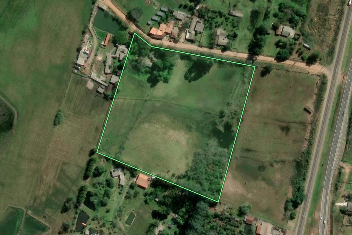 Imagem de satélite do imóvel rural em Guaíba (RS), com o contorno declarado no CAR desenhado por cima.