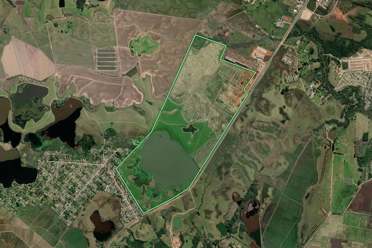 Imagem de satélite do imóvel rural em Guaíba (RS), com o contorno declarado no CAR desenhado por cima.