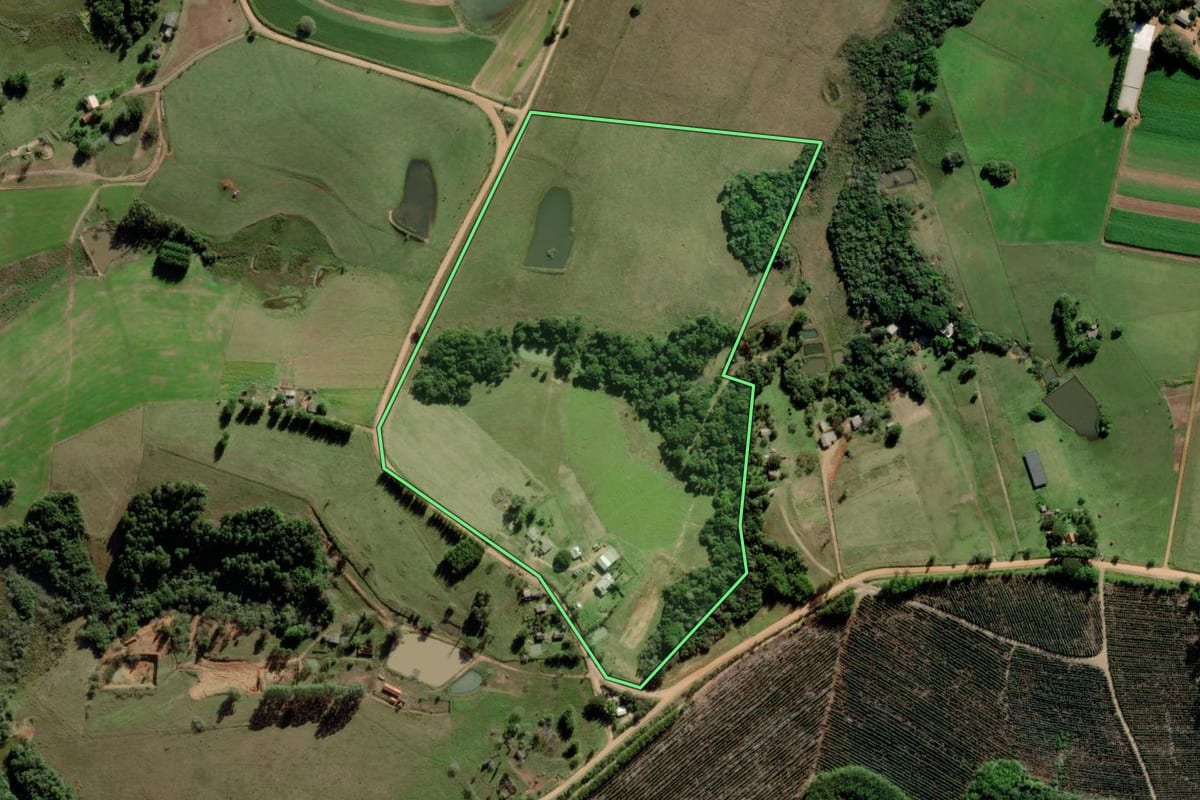 Imagem de satélite do imóvel rural em Guaíba (RS), com o contorno declarado no CAR desenhado por cima.