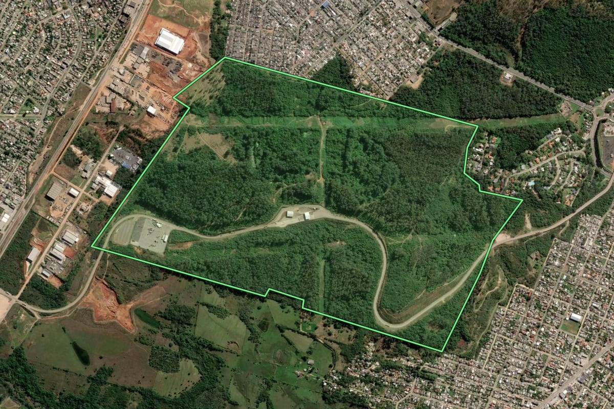 Imagem de satélite do imóvel rural em Guaíba (RS), com o contorno declarado no CAR desenhado por cima.