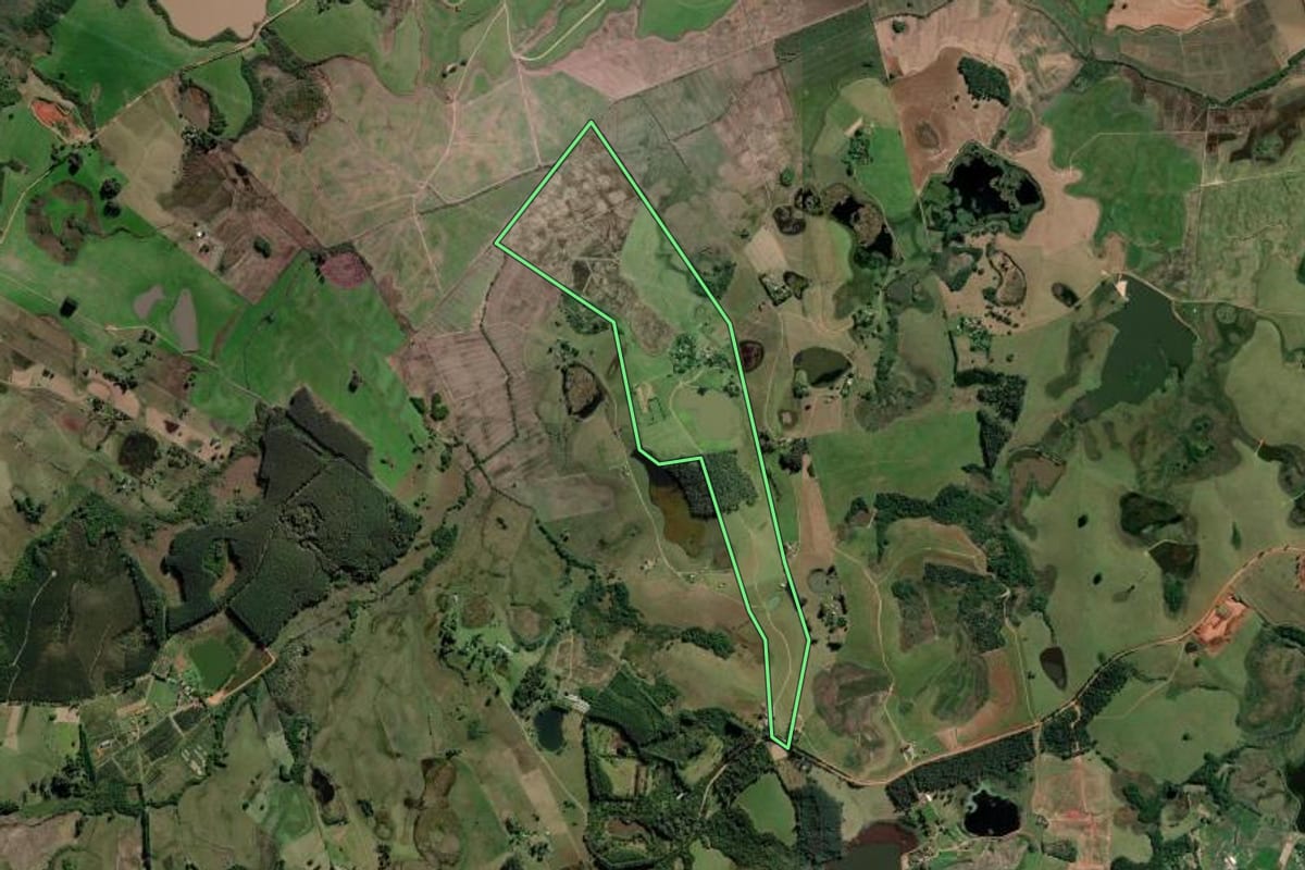 Imagem de satélite do imóvel rural em Guaíba (RS), com o contorno declarado no CAR desenhado por cima.