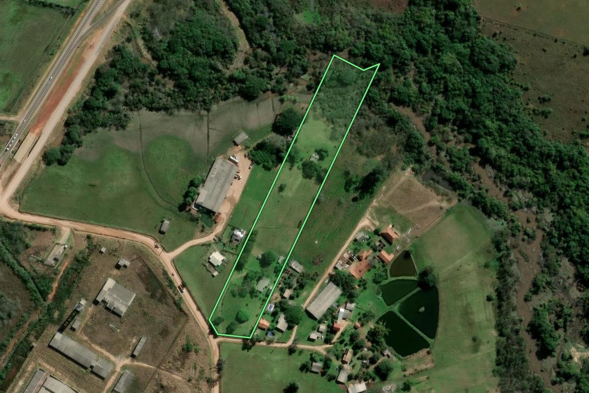 Imagem de satélite do imóvel rural em Guaíba (RS), com o contorno declarado no CAR desenhado por cima.