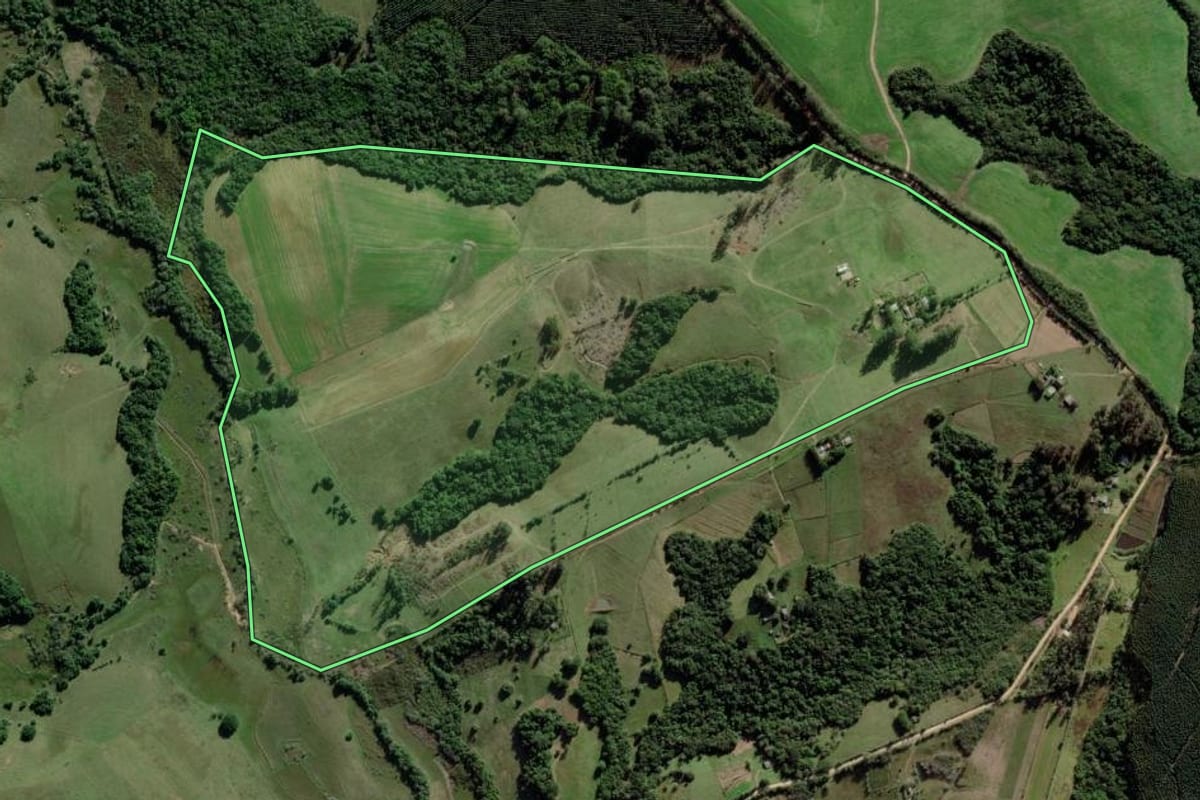 Imagem de satélite do imóvel rural em Guaíba (RS), com o contorno declarado no CAR desenhado por cima.