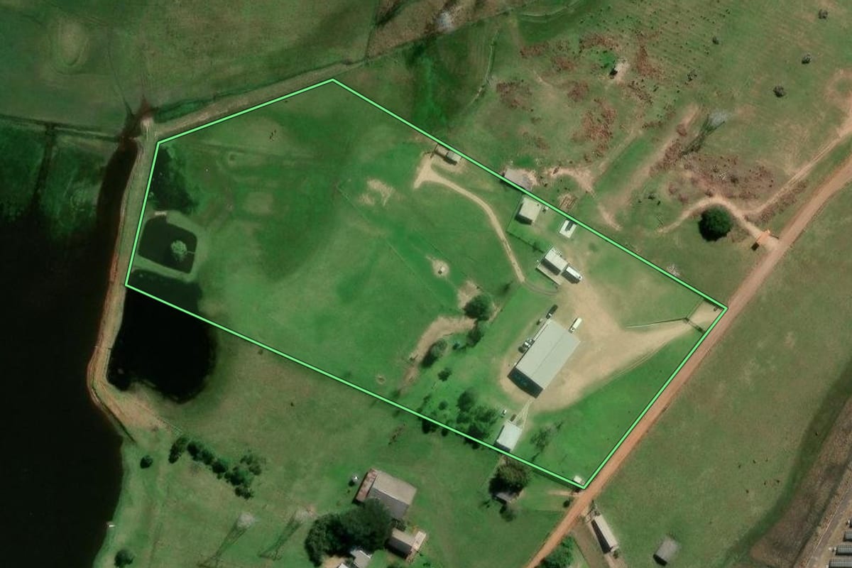 Imagem de satélite do imóvel rural em Guaíba (RS), com o contorno declarado no CAR desenhado por cima.