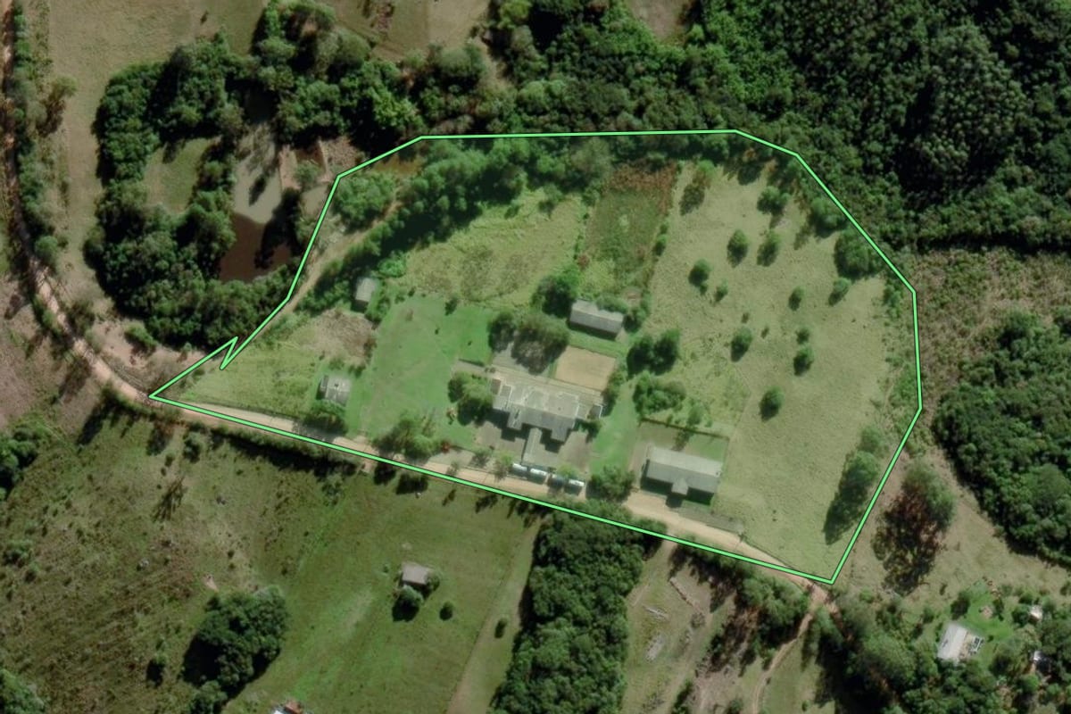 Imagem de satélite do imóvel rural em Guaíba (RS), com o contorno declarado no CAR desenhado por cima.