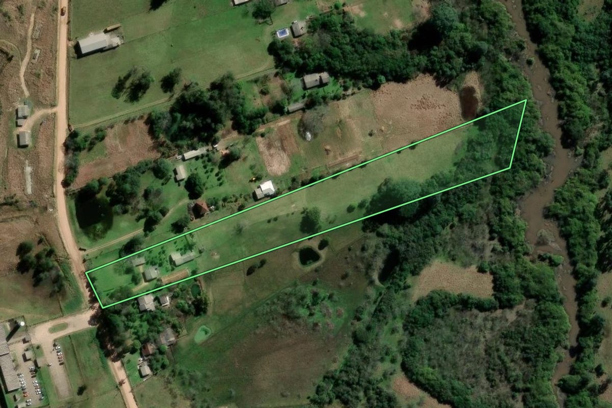 Imagem de satélite do imóvel rural em Guaíba (RS), com o contorno declarado no CAR desenhado por cima.