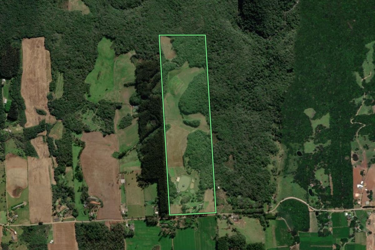 Imagem de satélite do imóvel rural em Guaporé (RS), com o contorno declarado no CAR desenhado por cima.