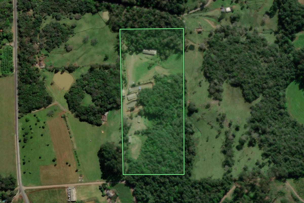 Imagem de satélite do imóvel rural em Guaporé (RS), com o contorno declarado no CAR desenhado por cima.
