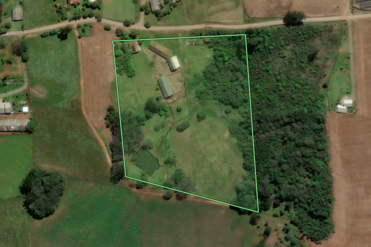 Imagem de satélite do imóvel rural em Guaporé (RS), com o contorno declarado no CAR desenhado por cima.