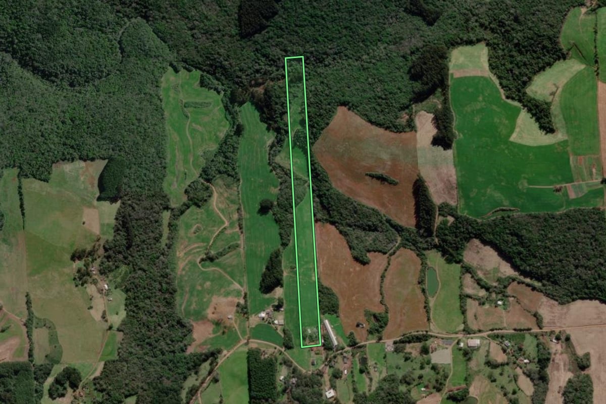 Imagem de satélite do imóvel rural em Guaporé (RS), com o contorno declarado no CAR desenhado por cima.