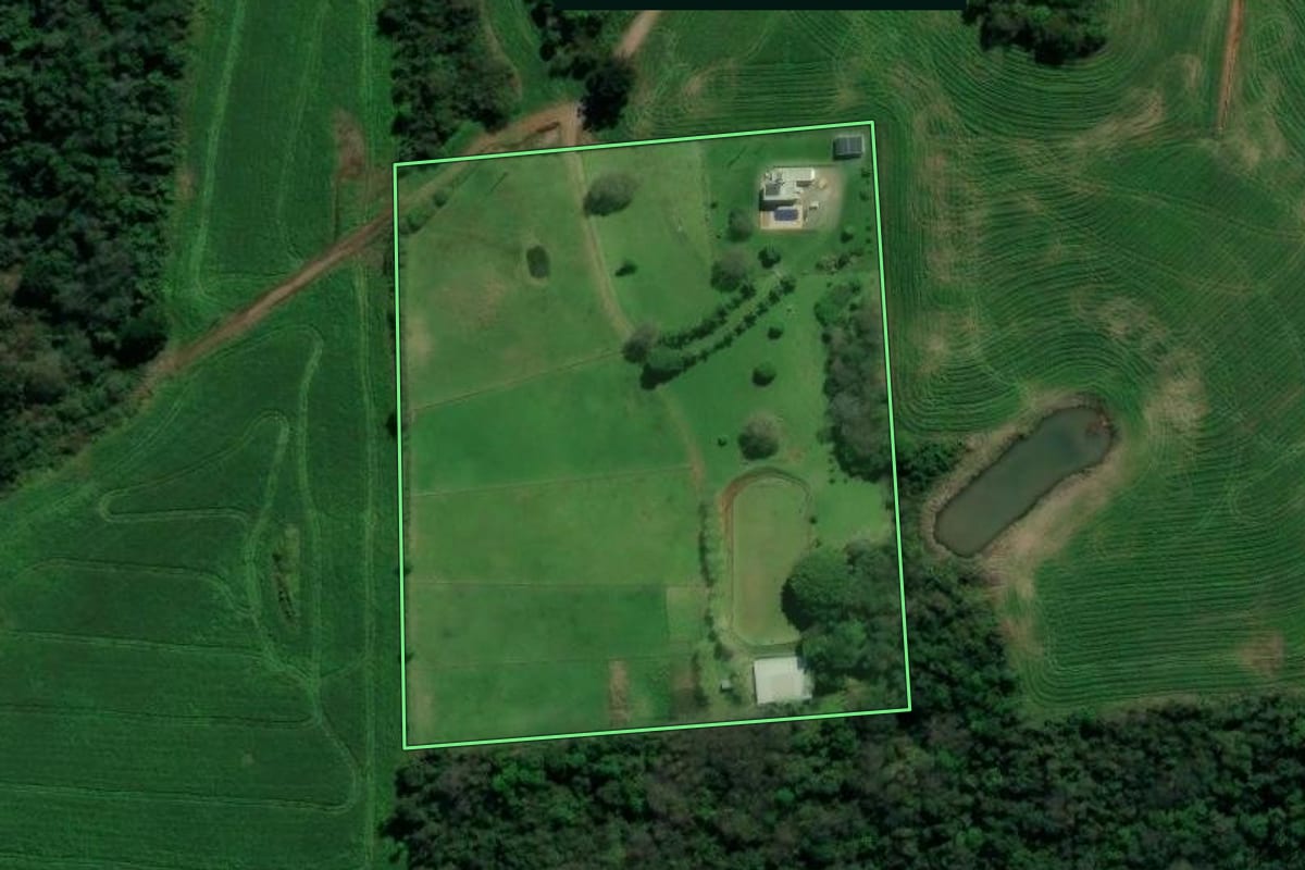 Imagem de satélite do imóvel rural em Guaporé (RS), com o contorno declarado no CAR desenhado por cima.