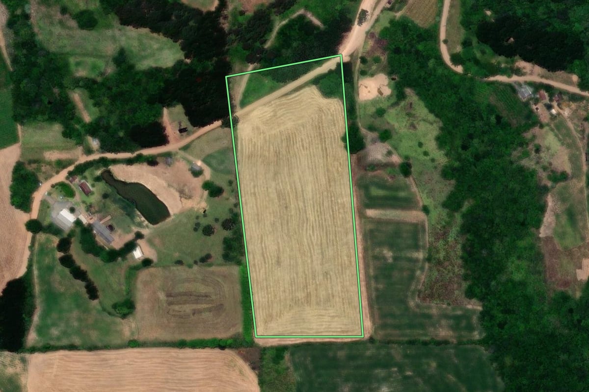 Imagem de satélite do imóvel rural em Guaporé (RS), com o contorno declarado no CAR desenhado por cima.