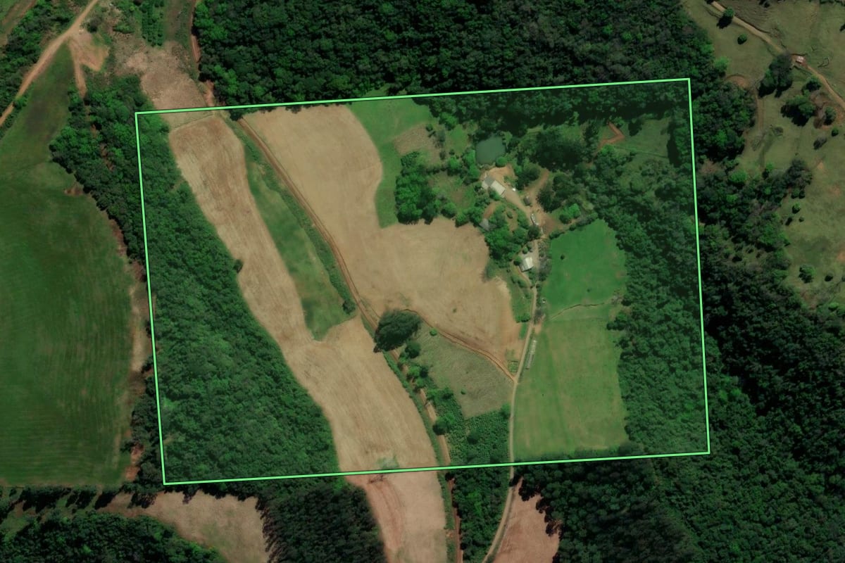 Imagem de satélite do imóvel rural em Guaporé (RS), com o contorno declarado no CAR desenhado por cima.
