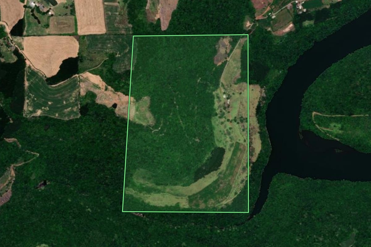 Imagem de satélite do imóvel rural em Guaporé (RS), com o contorno declarado no CAR desenhado por cima.