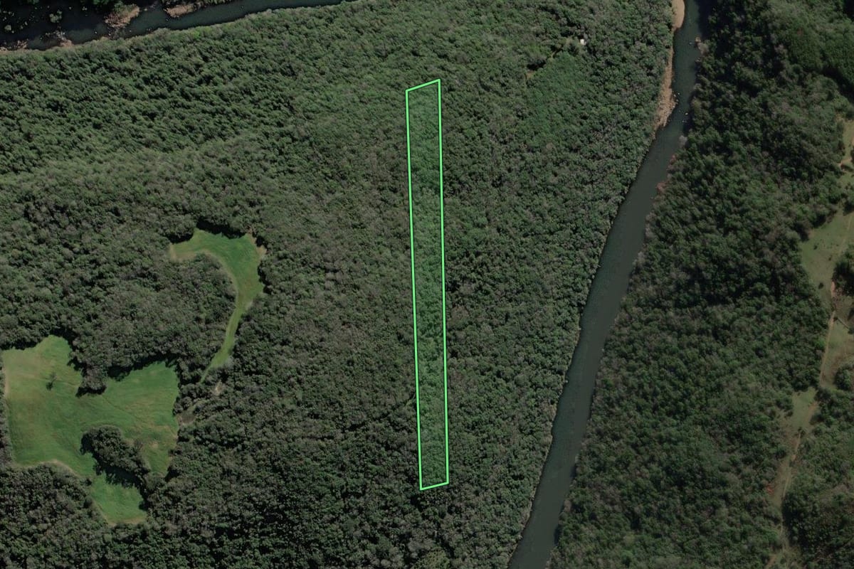 Imagem de satélite do imóvel rural em Guaporé (RS), com o contorno declarado no CAR desenhado por cima.