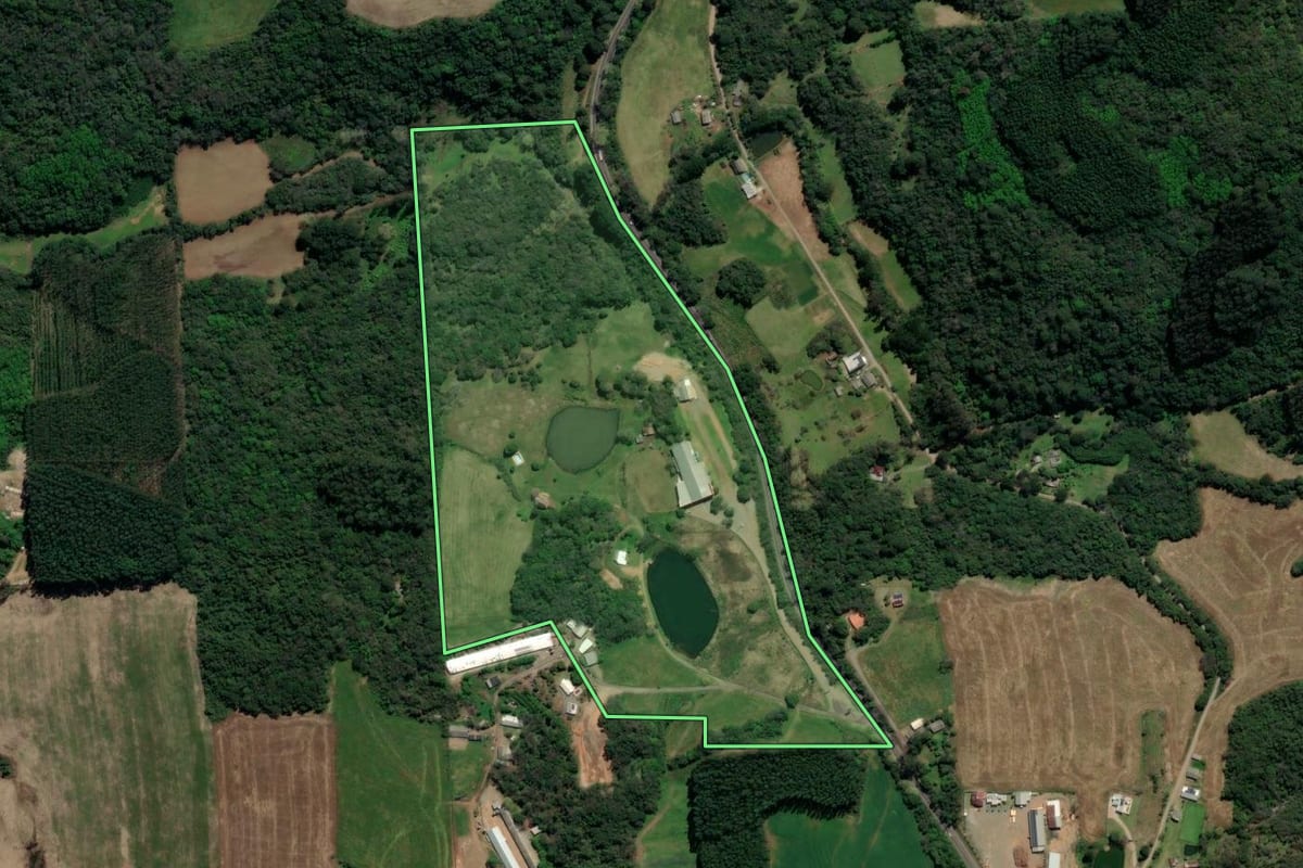 Imagem de satélite do imóvel rural em Guaporé (RS), com o contorno declarado no CAR desenhado por cima.