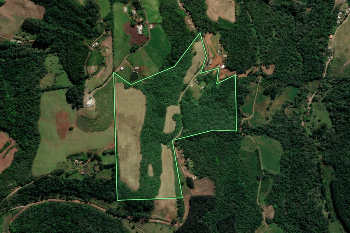Imagem de satélite do imóvel rural em Guaporé (RS), com o contorno declarado no CAR desenhado por cima.