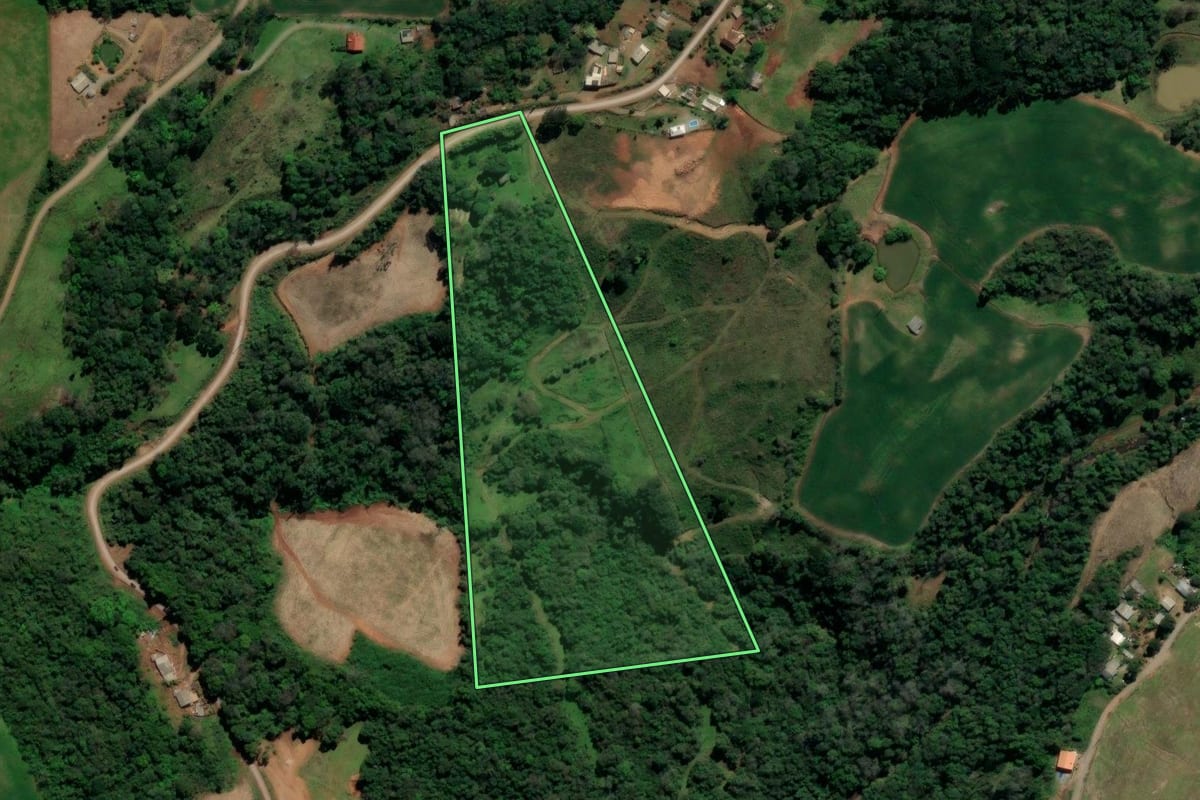 Imagem de satélite do imóvel rural em Guaporé (RS), com o contorno declarado no CAR desenhado por cima.