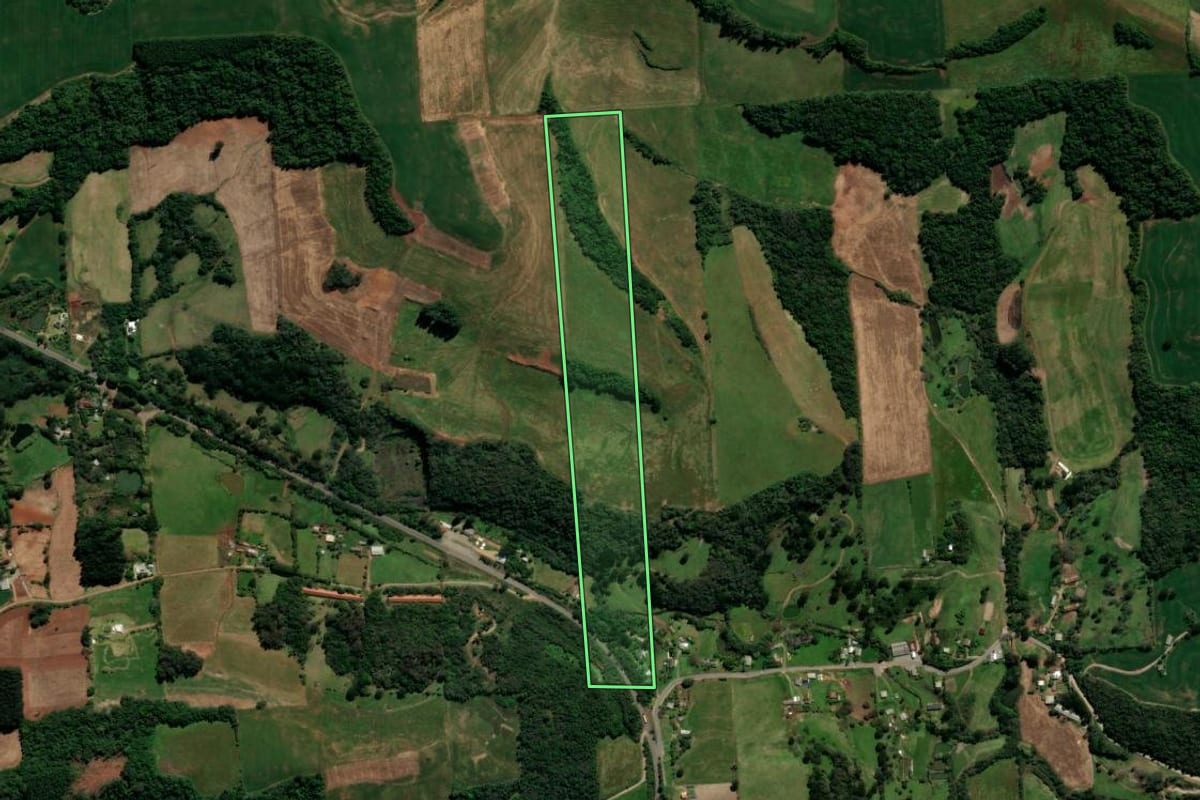 Imagem de satélite do imóvel rural em Guaporé (RS), com o contorno declarado no CAR desenhado por cima.