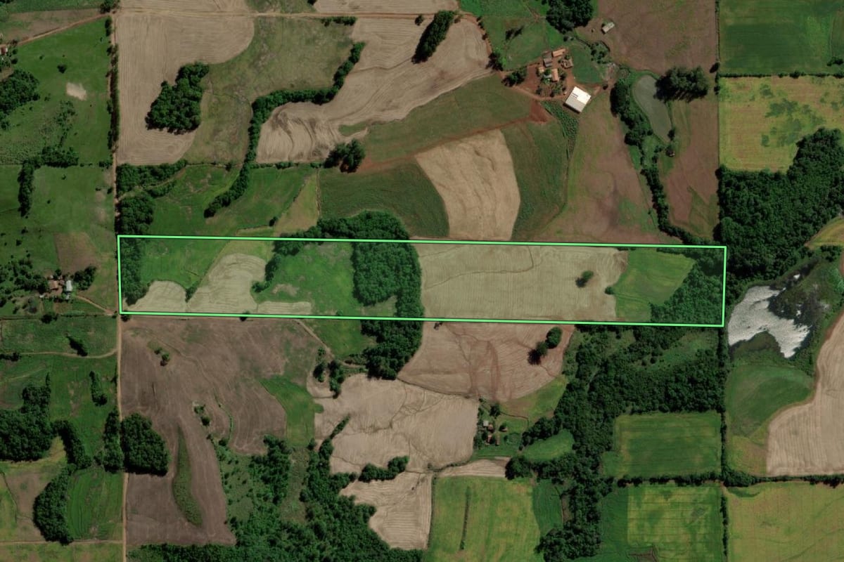 Imagem de satélite do imóvel rural em Guarani das Missões (RS), com o contorno declarado no CAR desenhado por cima.