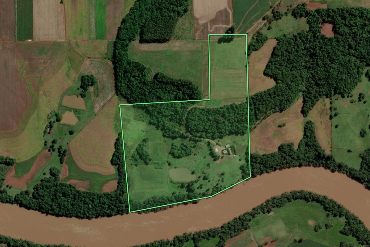 Imagem de satélite do imóvel rural em Guarani das Missões (RS), com o contorno declarado no CAR desenhado por cima.