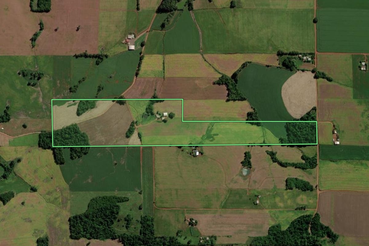 Imagem de satélite do imóvel rural em Guarani das Missões (RS), com o contorno declarado no CAR desenhado por cima.