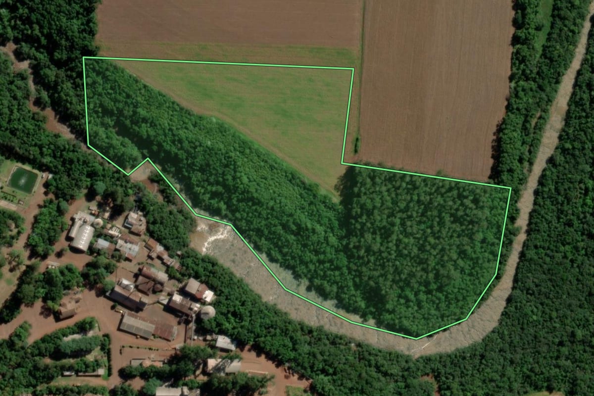 Imagem de satélite do imóvel rural em Guarani das Missões (RS), com o contorno declarado no CAR desenhado por cima.