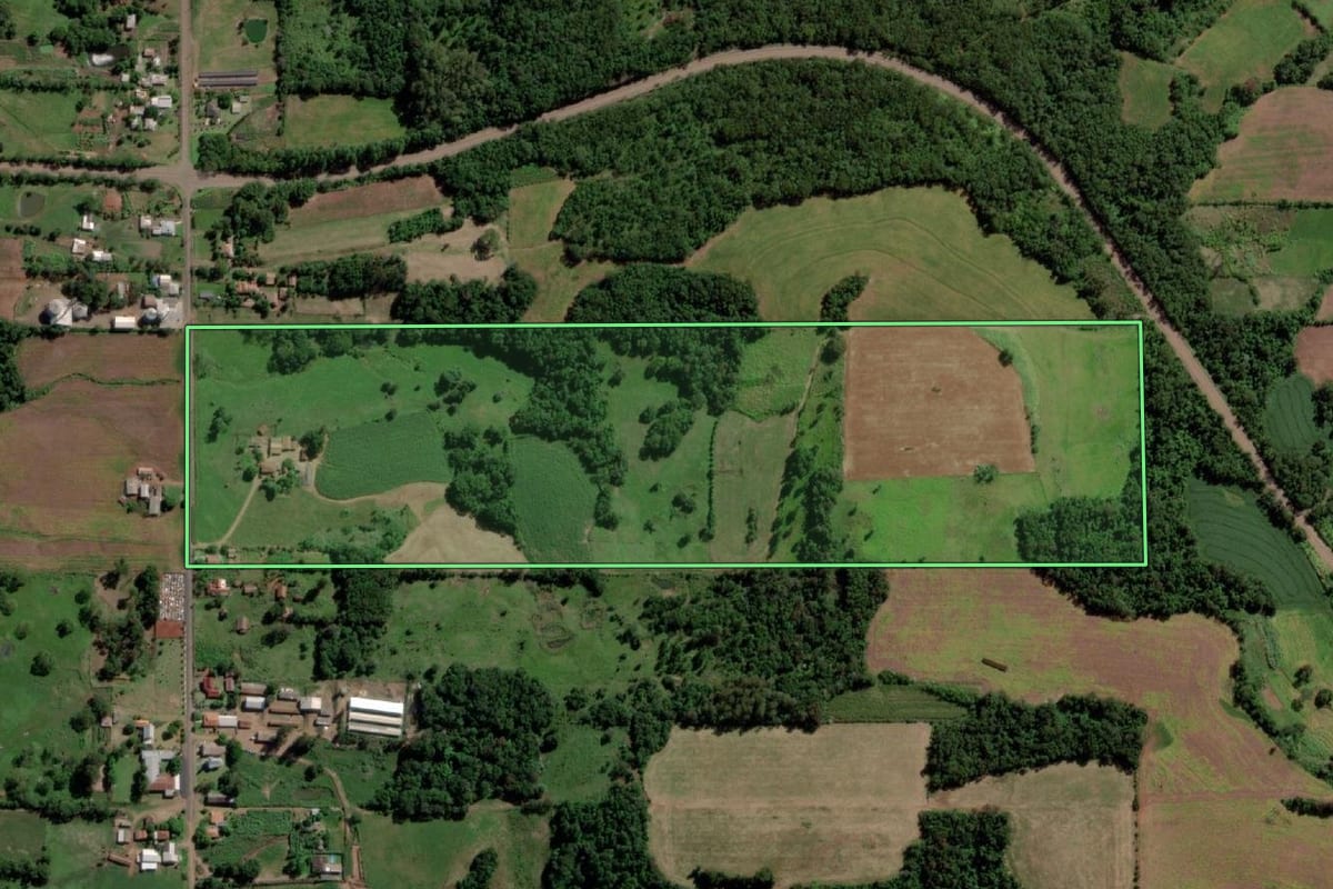 Imagem de satélite do imóvel rural em Guarani das Missões (RS), com o contorno declarado no CAR desenhado por cima.
