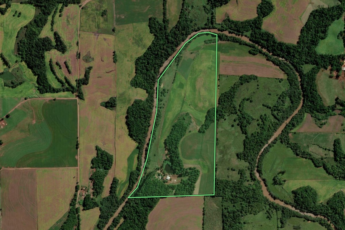 Imagem de satélite do imóvel rural em Guarani das Missões (RS), com o contorno declarado no CAR desenhado por cima.