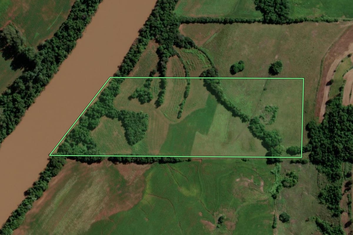 Imagem de satélite do imóvel rural em Guarani das Missões (RS), com o contorno declarado no CAR desenhado por cima.