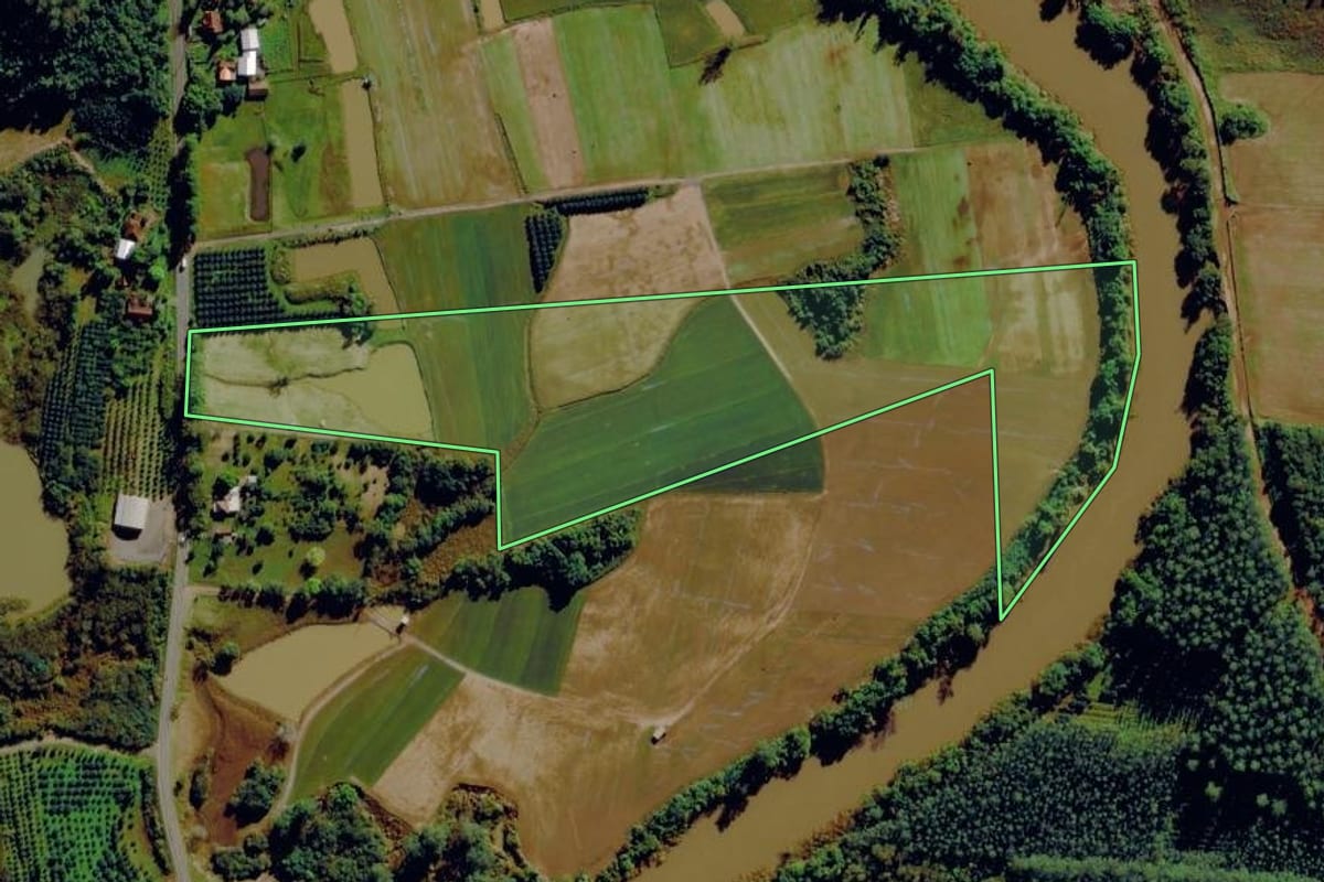 Imagem de satélite do imóvel rural em Harmonia (RS), com o contorno declarado no CAR desenhado por cima.