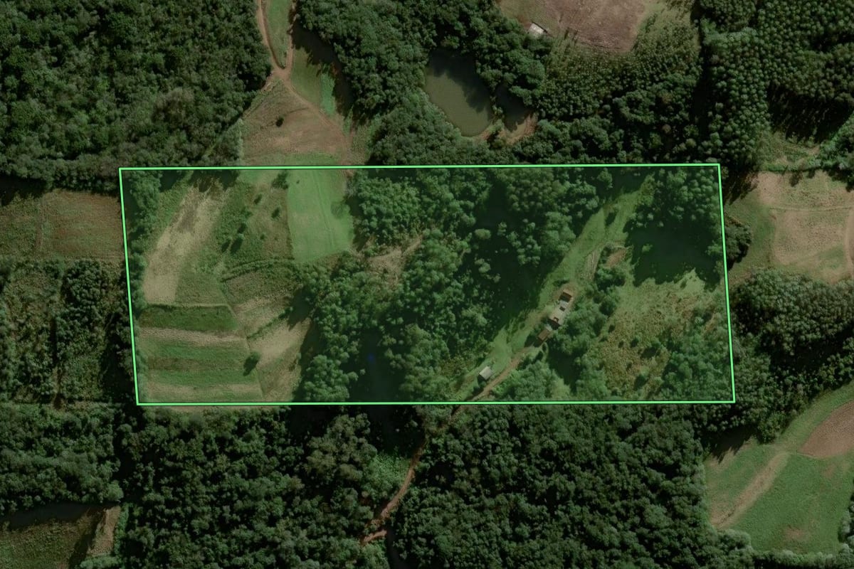 Imagem de satélite do imóvel rural em Herveiras (RS), com o contorno declarado no CAR desenhado por cima.