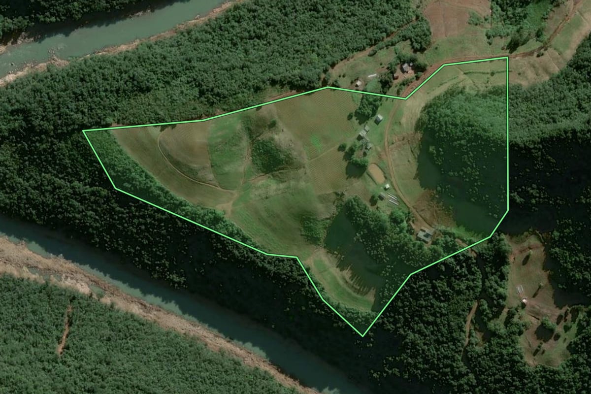 Imagem de satélite do imóvel rural em Herveiras (RS), com o contorno declarado no CAR desenhado por cima.