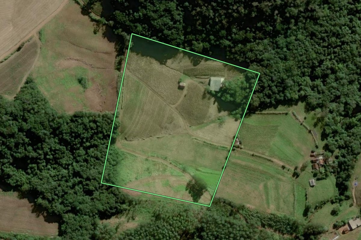 Imagem de satélite do imóvel rural em Herveiras (RS), com o contorno declarado no CAR desenhado por cima.