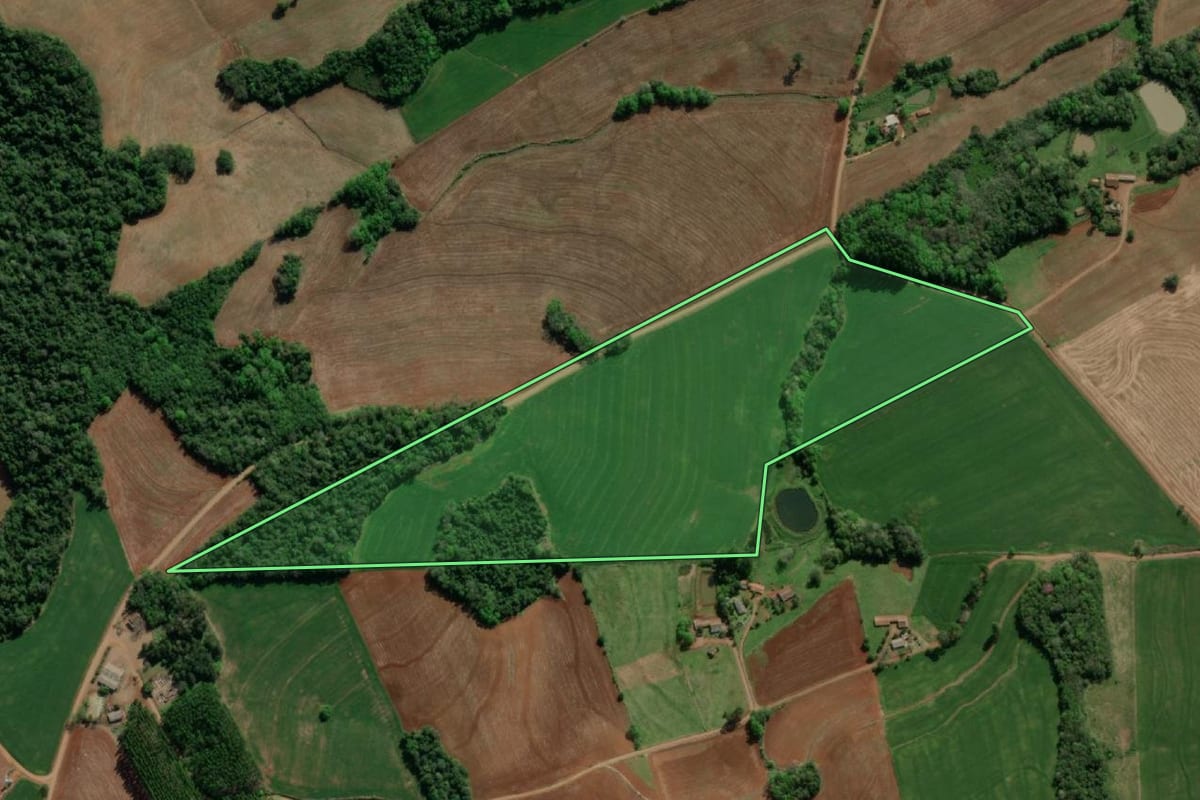 Imagem de satélite do imóvel rural em Horizontina (RS), com o contorno declarado no CAR desenhado por cima.