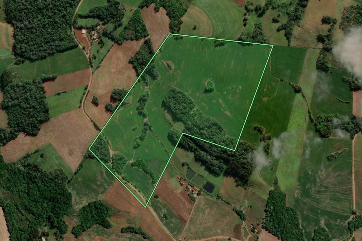Imagem de satélite do imóvel rural em Horizontina (RS), com o contorno declarado no CAR desenhado por cima.
