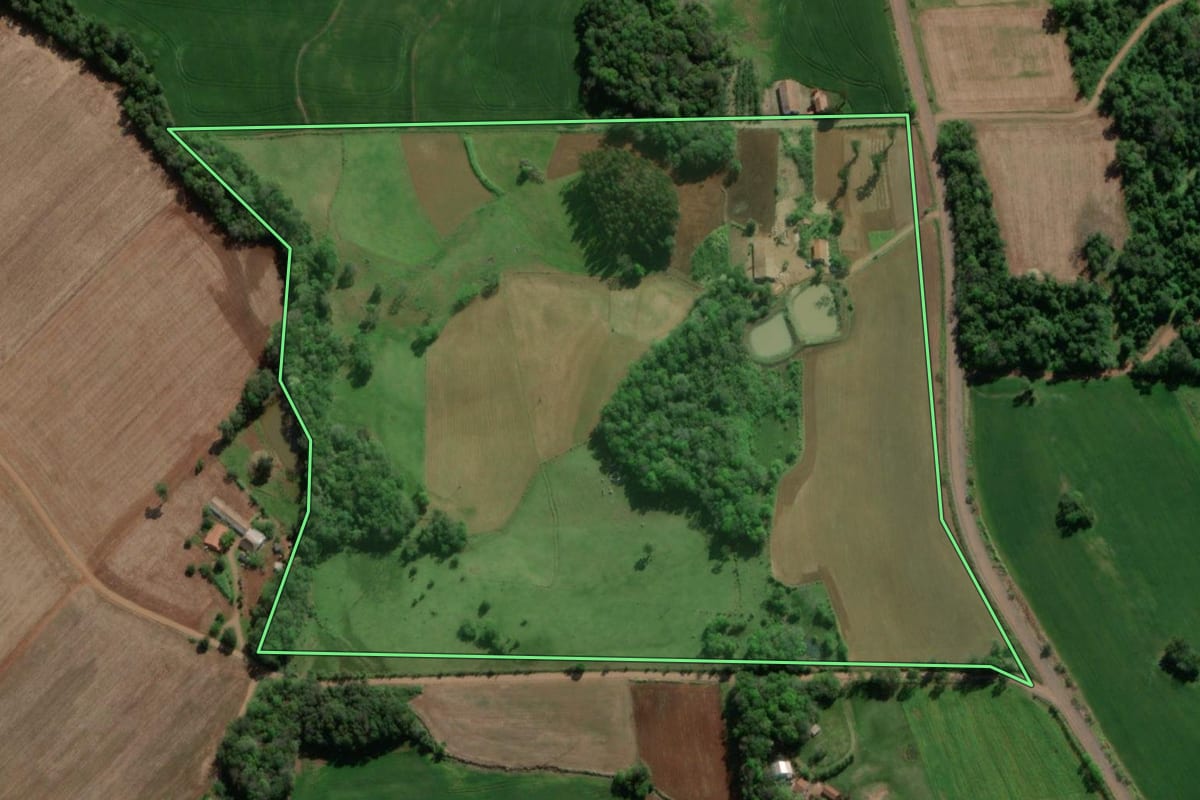Imagem de satélite do imóvel rural em Horizontina (RS), com o contorno declarado no CAR desenhado por cima.