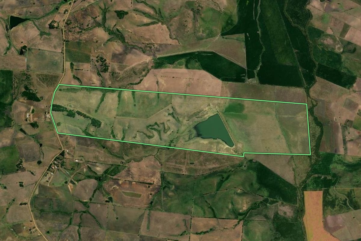 Imagem de satélite do imóvel rural em Hulha Negra (RS), com o contorno declarado no CAR desenhado por cima.