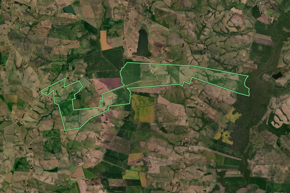 Imagem de satélite do imóvel rural em Hulha Negra (RS), com o contorno declarado no CAR desenhado por cima.