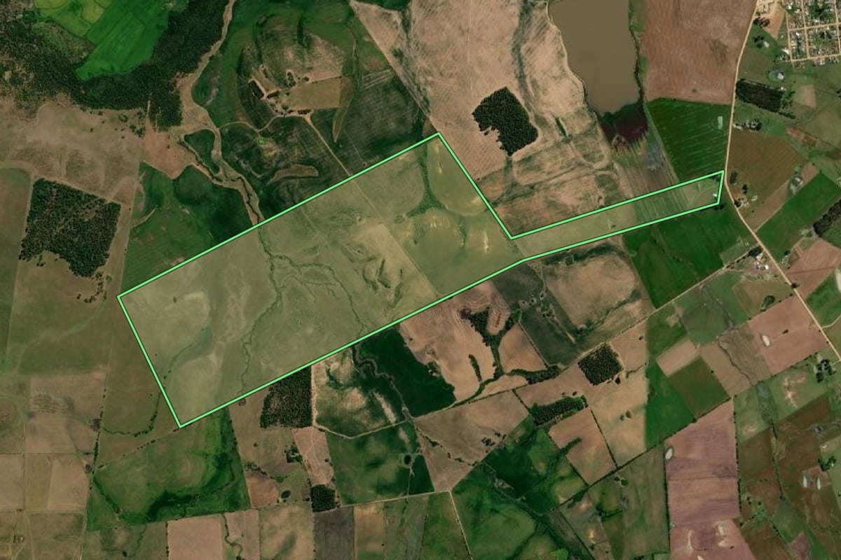 Imagem de satélite do imóvel rural em Hulha Negra (RS), com o contorno declarado no CAR desenhado por cima.