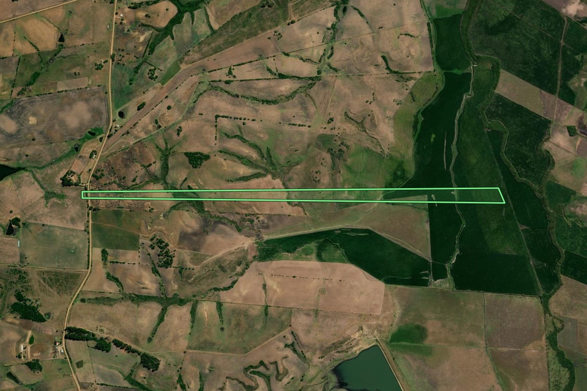 Imagem de satélite do imóvel rural em Hulha Negra (RS), com o contorno declarado no CAR desenhado por cima.