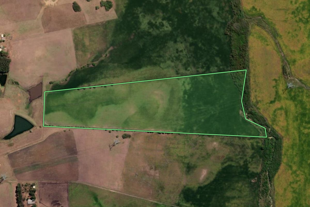 Imagem de satélite do imóvel rural em Hulha Negra (RS), com o contorno declarado no CAR desenhado por cima.